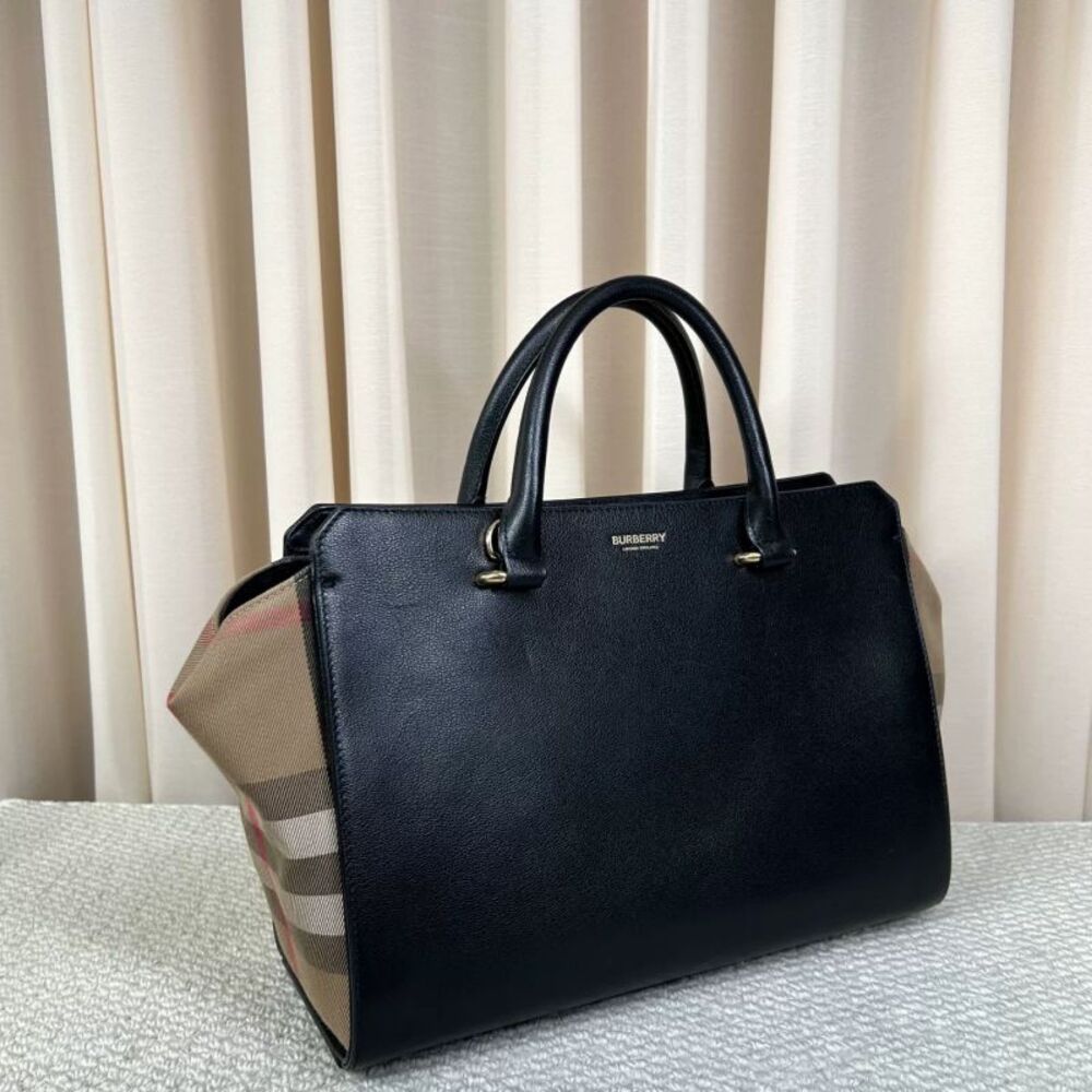 Burberry Women Pre-Loved Bag Very Good Condition - Picture 4 of 4